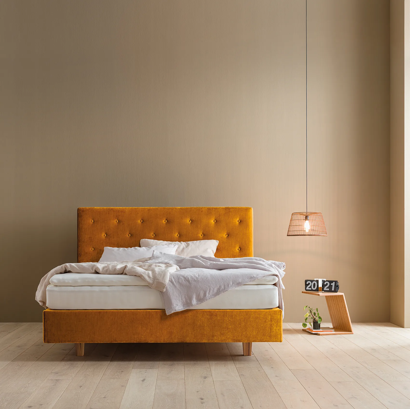 CLIA_2_TITEL_FRONTAL_GV-honey Dormiente Polsterbett Clia 2